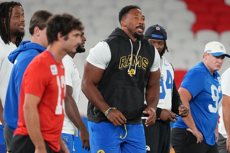 El linebacker Myles Garrett (centro) de los Rams de Los Ángeles durante un entrenamiento con miras al partido contra los 49ers de San Francisco, el jueves 10 de septiembre de 2026, en Melbourne. (AP Foto/Asanka Brendon Ratnayake)