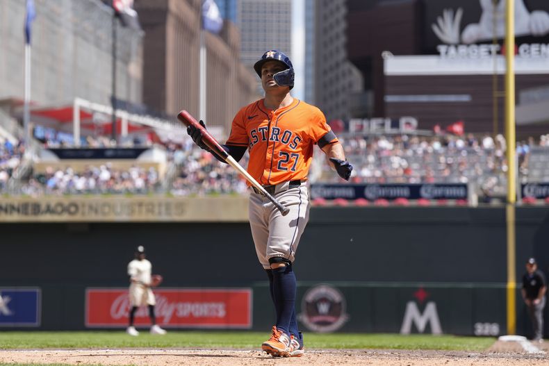 El venezolano José Altuve, de los Astros de Houston, vuelve a la cueva luego de poncharse en el juego del domingo 7 de julio de 2024, ante los Mellizos de Minnesota (AP Foto/Abbie Parr)
