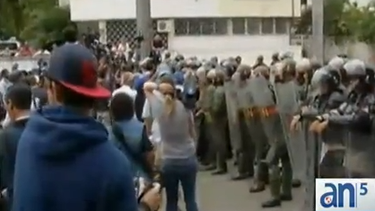 americateve | Otro muerto, tres guardias del ejército chavista heridos y cientos de agredidos es el último  saldo de las protestas en Venezuela.