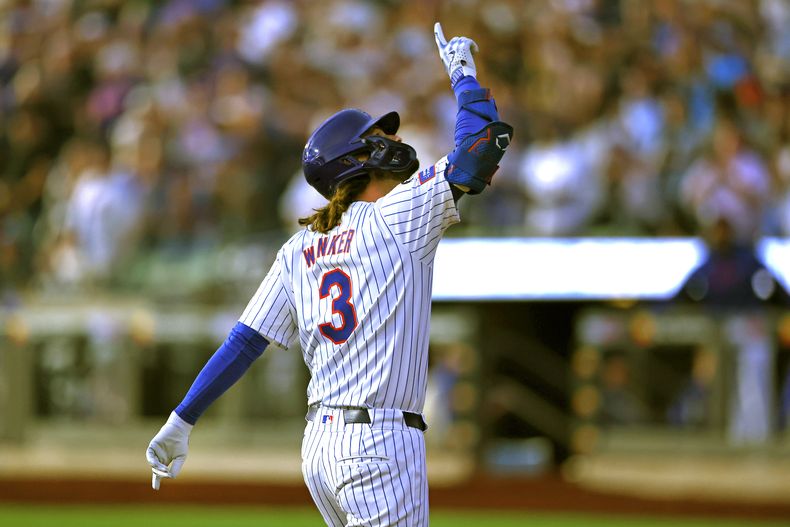 Jesse Winker, de los Mets de Nueva York, festeja luego de batear un grand slam en el juego ante los Medias Rojas de Boston, el miércoles 4 de septiembre de 2024 (AP Foto/Noah K. Murray)