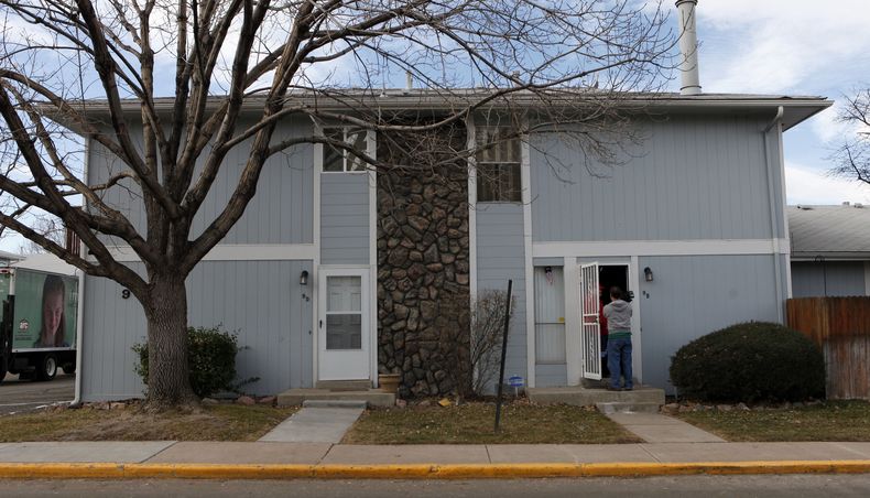 En esta imagen de archivo del 21 de enero de 2012, un camar&oacute;grafo de televisi&oacute;n entrevista a un vecino del presunto terrorista Jamshid Muhtorov, un refugiado de Uzbekist&aacute;n, en Aurora, Colorado, en el d&iacute;a de su arresto en el aer