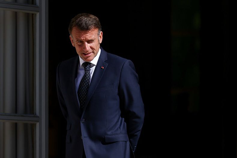 El presidente francés Emmanuel Macron camina para recibir a Cécile Kohler y Jacques Paris, dos ciudadanos franceses liberados por Irán tras tres años y medio de detención, en el Palacio del Elíseo en París, Francia, el 8 de abril de 2026. (Tom Nicholson/Foto de piscina vía AP)