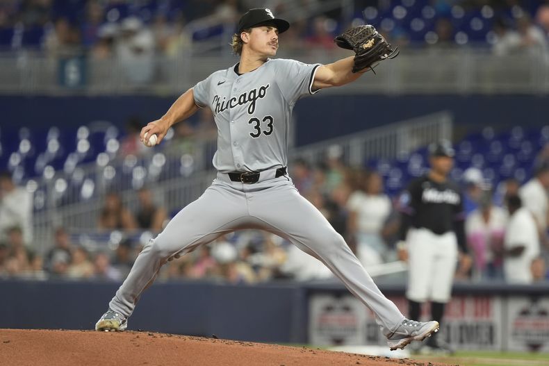 Drew Thorpe (33), abridor de los Medias Blancas de Chicago, alista un lanzamiento durante la primera entrada del juego de béisbol en contra de los Marlins de Miami, el viernes 5 de julio de 2024, en Miami. (AP Foto/Marta Lavandier)