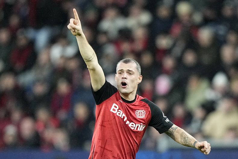 ARCHIVO - Granit Xhaka del Bayer Leverkusen gesticula durante el partido contra Sparta Praga en la Liga de Campeones, el 29 de enero de 2025. (AP Foto/Martin Meissner)