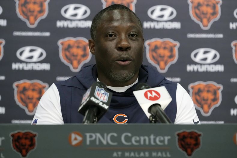 ARCHIVO- Alan Williams, coordinador defensivo de los Bears de Chicago, habla en una conferencia de prensa durante el mini campamento de entrenamiento del equipo en Halas Hall, en Lake Forest, Illinois, el viernes 5 de mayo de 2023. Williams se mantuvo alejado del equipo el miércoles 20 de septiembre después de perderse el partido de la semana 2 por razones personales y presentó su renuncia para atender su salud y a su familia. (AP Foto/Nam Y. Huh, Archivo)