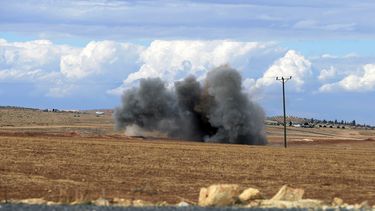 americateve | Una bomba de mortero, disparada por uno de los bandos en combate en las afueras de Kobani, Siria, explota en territorio turco en la frontera entre ambos pa&iacute;ses, cerca de Suruc (Turqu&iacute;a), el 29 de septiembre de 2014. (Foto AP)