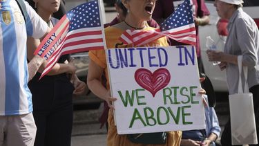 Defensores de los inmigrantes protestan contra las recientes detenciones del Servicio de Inmigración y Control de Aduanas de Estados Unidos (ICE, por sus siglas en inglés) fuera del tribunal de inmigración en San Antonio, Texas, el martes 1 de julio de 2025. (AP Foto/Eric Gay)