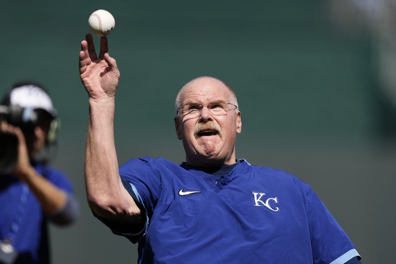 El head coach de los Chiefs de Kansas City Andy Reid lanza la primera bola previo al pertido de béisbol entre los Reales de Kansas City y los Mellizos de Minnesota, el 28 de marzo de 2024, en Kansas City, Missouri. (AP Foto/Charlie Riedel)