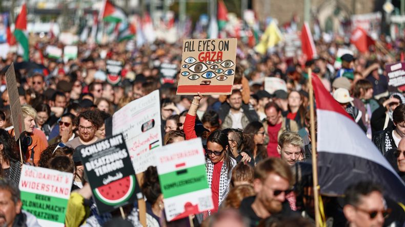 Manifestantes participan en una marcha multitudinaria contra Israel y en apoyo a los palestinos, en Berlín, Alemania, el sábado 27 de septiembre de 2025. (Foto AP/Christoph Soeder)
