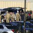 Agentes se reúnen en el estacionamiento de una escuela en la búsqueda de Robert Card, un reservista del ejército al que las autoridades acusan de matar a tiros a 18 personas, el viernes 27 de octubre de 2023, en Lewiston, Maine. (AP Foto/Matt Rourke)