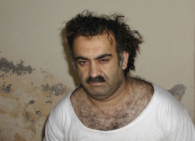 ARCHIVO – Khalid Sheikh Mohammed, presunto planificador de los atentados del 11 de septiembre de 2001, poco después de su captura en una redada en Paquistán, el 1 de marzo de 2003, en esta imagen obtenida por The Associated Press. (AP Foto, Archivo)
