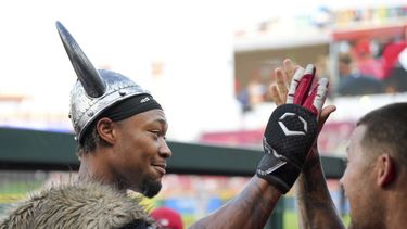 Will Benson, de los Rojos de Cincinnati, es felicitado por Nick Senzel luego de conectar un jonrón de tres carreras ante los Gigantes de San Francisco, el miércoles 19 de julio de 2023 (AP Foto/Aaron Doster)