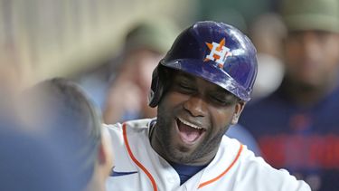El cubano Yordan Álvarez, de los Astros de Houston, festeja en la cueva luego de conectar un jonrón ante los Atléticos de Oakland, el sábado 20 de mayo de 2023 (AP Foto/David J. Phillip)