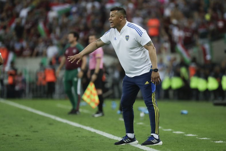 El argentino Jorge Almirón, técnico de Boca Juniors, reacciona durante la final de la Copa Libertadores en contra de Fluminense, de Brasil, en el estadio Maracaná, en Río de Janeiro, el sábado 4 de noviembre de 2023. Almirón renunció al cargo de entrenador de Boca Juniors el domingo 5 de noviembre de 2023. (AP Foto/Bruna Prado)