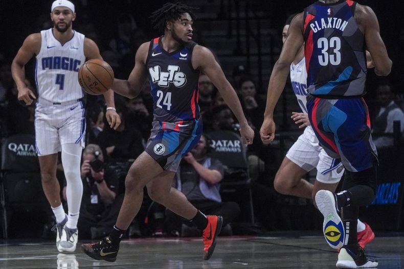 Cam Thomas de los Nets de Brooklyn controla el balón ante el Magic de Orlando, el sábado 2 de diciembre de 2023, en Nueva York. (AP Foto/Bebeto Matthews)