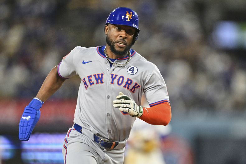Starling Marte, de los Mets de Nueva York, anota con sencillo de Francisco Lindor en la 10ma entrada del juego de béisbol de Grandes Ligas frente a los Dodgers de Los Ángeles, el lunes 2 de junio de 2025, en Los Ángeles. (AP Foto/Jayne Kamin-Oncea)