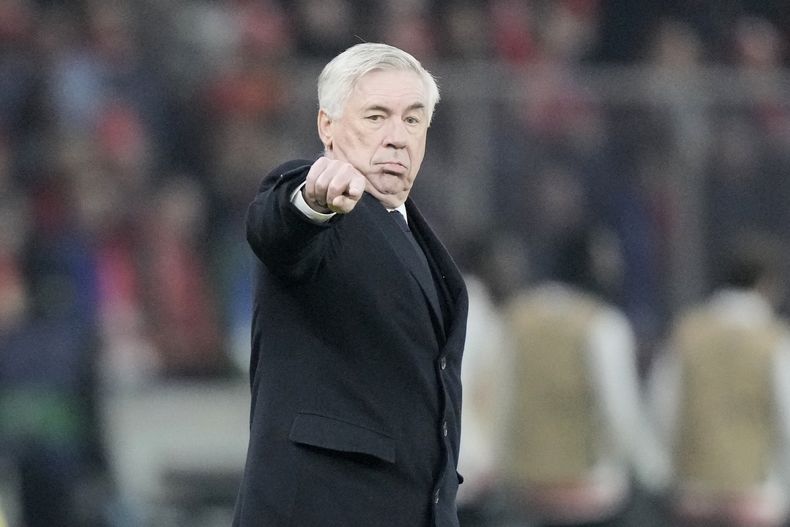 El entrenador del Real Madrid Carlo Ancelotti hace un gesto durante el encuentro ante el Unión de Berlín de la fase de grupos de la Liga de Campeones el martes 12 de diciembre del 2023. (AP Foto/Markus Schreiber)