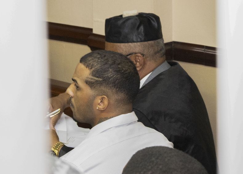 El torpedero de los Rays de Tampa Bay Wander Franco comparece ante una juez por cargos de tenencia ilegal de un arma, el miércoles 13 de noviembre de 2024, en San Juan de la Maguana, República Dominicana. (AP Foto/José Millord)