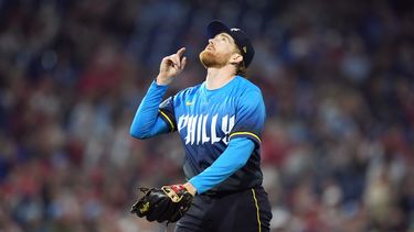 Spencer Turnbull, de los Filis de Filadelfia, festeja tras resolver la séptima entrada del juego del viernes 19 de abril de 2024, ante los Medias Blancas de Chicago (AP Foto/Matt Slocum)