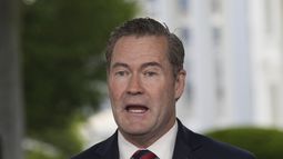 ARCHIVO - El asesor de Seguridad Nacional Mike Waltz habla en una entrevista difundida en televisión el 1 de mayo de 2025, en la Casa Blanca, en Washington. (AP Foto/Alex Brandon, archivo)