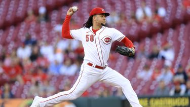 Rojos ganan 10-5 a Cerveceros en su segunda victoria al hilo