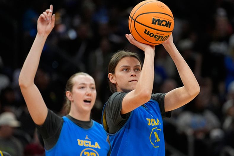 Gabriela Jáquez, de UCLA, practica un disparo el sábado 4 de abril de 2026 en Phoenix (AP Foto/John Locher)