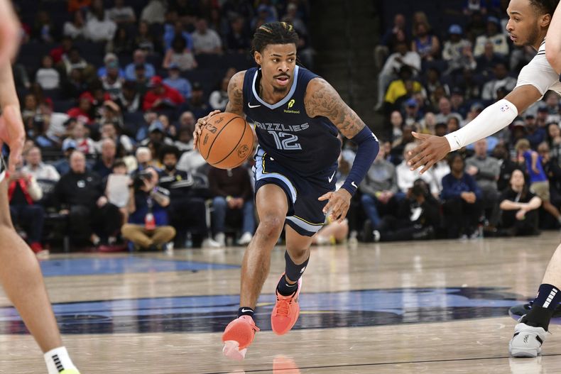 El escolta de los Grizzlies de Memphis, Ja Morant (12), maneja el balón contra los Spurs de San Antonio en la segunda mitad de un partido de baloncesto de la NBA, el lunes 3 de febrero de 2025, en Memphis, Tennessee. (AP Foto/Brandon Dill)