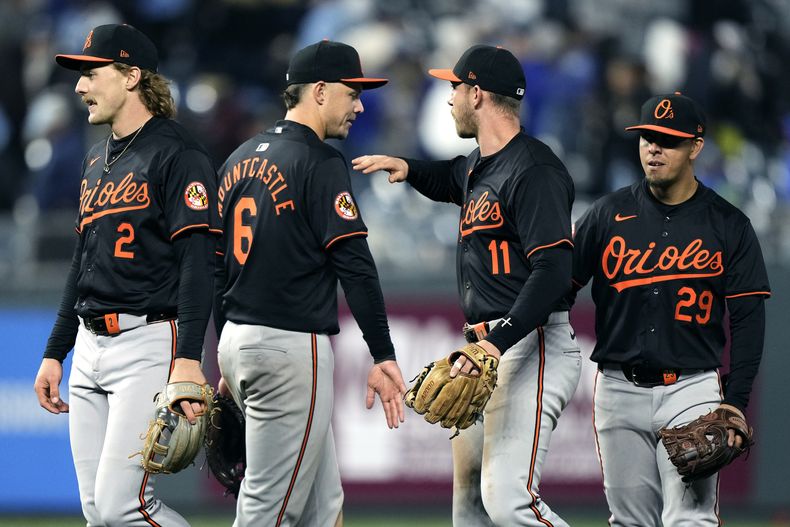 Gunnar Henderson (2), Ryan Mountcastle (6), Jordan Westburg (11) y Ramón Urías (29) de los Orioles de Baltimore celebran después de su partido de béisbol contra los Reales de Kansas City el sábado 20 de abril de 2024, en Kansas City, Missouri. Los Orioles ganaron 9-7. (AP Foto/Charlie Riedel)
