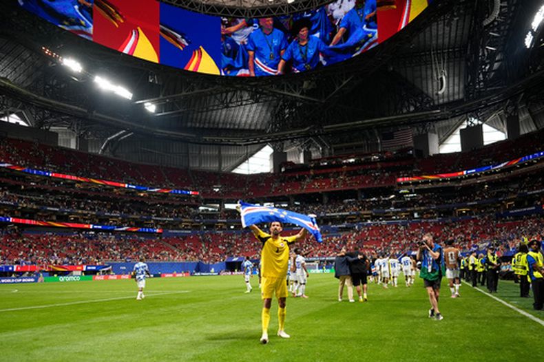 El portero de Cabo Verde Vozinha celebra el empate con España en el Grupo H de la Copa Mundial, sosteniendo la bandera de su país, el lunes 15 de junio de 2026, en Atlanta. (AP Foto/Mike Stewart)