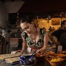 En esta fotografía proporcionada por ViX, Mariana Treviño, izquierda, y Andrés Almeida en una escena de El sabor de la Navidad. (ViX vía AP)