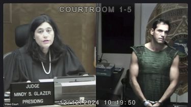 En esta captura de pantalla, la jueza del Tribunal de Circuito de Miami Dade, Mindy S. Glazer, preside por videoconferencia la primera comparecencia ante el tribunal de Alon Alexander, acusado de agresión sexual junto con su hermano gemelo, Oren Alexander, el jueves 12 de diciembre de 2024, en Miami. (Tribunal de Circuito de Miami Dade vía AP)