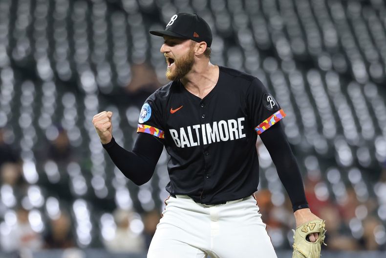 Bryan Baker, lanzador de los Orioles de Baltimore, reacciona después de ponchar a Jorge Soler, de los Angelinos de Los Ángeles, en la parte alta de la octava entrada del juego de béisbol de Grandes Ligas, el viernes 13 de junio de 2025, en Baltimore. (AP Foto/Alyssa Howell)