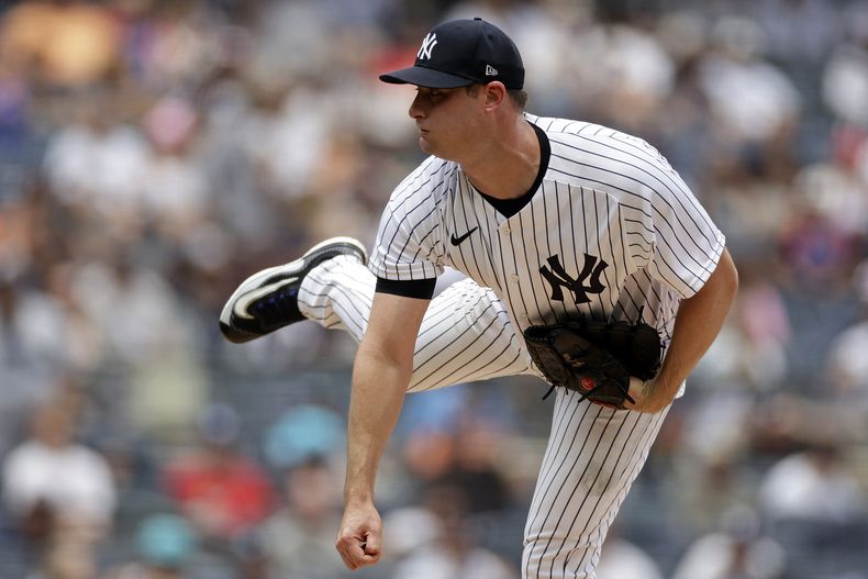 El lanzador de los Yanquis de Nueva York Gerrit Cole trabaja la primera entrada del encuentro ante los Cachorros de Chicago el sábado 8 de julio del 2023. (AP Foto/Adam Hunger)