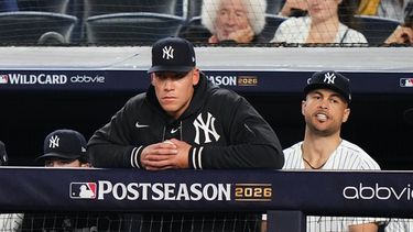 Aaron Judge, izquierda, y Giancarlo Stanton, derecha, de los Yankees de Nueva York, observan desde el dugout durante la novena entrada del juego de béisbol de Grandes Ligas contra los Medias Rojas de Boston, el Juego 2 de la Serie de Comodines de la Liga Americana, el miércoles 30 de septiembre de 2026, en Nueva York. (AP Foto/Frank Franklin II)