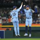 Whit Merrifield (15) y George Springer (4) celebran luego que su equipo, Azulejos de Toronto vencieran a los Tigres de Detroit, por 12-2 en Detroit. Viernes 7 de julio de 2023. (AP Foto/Paul Sancya)