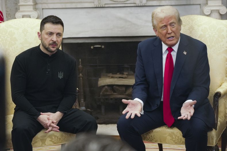 El presidente Donald Trump, derecha, se reúne con el mandatario ucraniano Volodymyr Zelenskyy en el Despacho Oval de la Casa Blanca, el viernes 28 de febrero de 2025, en Washington. (AP Foto/Mystyslav Chernov)