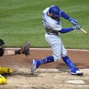 Chris Taylor de los Dodgers de Los Ángeles batea un jonrón de tres carreras contra los Piratas de Pittsburgh, el martes 25 de abril de 2023. (AP Foto/Gene J. Puskar)