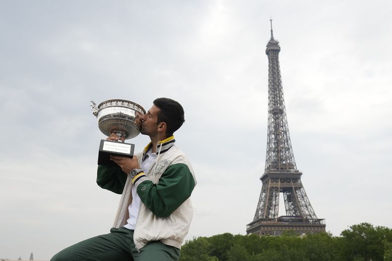 Novak Djokovic besa el trofeo de campeón del Abierto de Francia, el lunes 12 de junio de 2023, en París. (AP Foto/Thibault Camus)