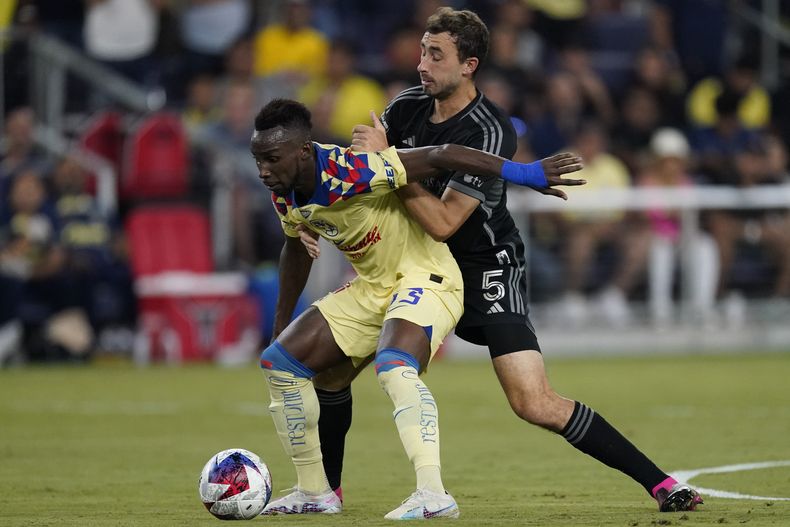 Julián Quiñones, delantero del América, controla el balón delante de Jack Maher, defensa de Nashville, en un duelo de la Leagues Cup, el martes 8 de agosto de 2023 (AP Foto/George Walker IV)