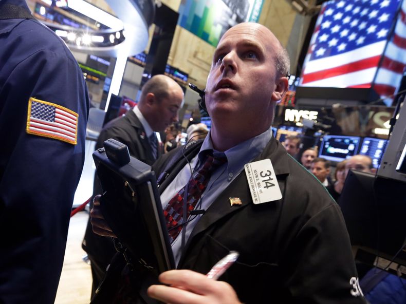 En esta fotograf&iacute;a de archivo del mi&eacute;rcoles 2 de octubre de 2013, el corredor Kevin Walsh trabaja en el piso de la Bolsa de Valores de Nueva York. (Foto AP/Richard Drew, archivo)