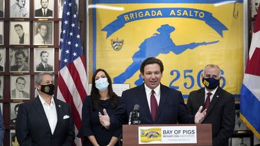 El gobernador de Florida, Ron DeSantis, durante un encuentro con exiliados cubanos. (Archivo)
