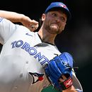Trey Yesavage de los Azulejos de Toronto lanza contra los Nacionales de Washington, el miércoles 29 de julio de 2026, en Washington. (AP Foto/John McDonnell)
