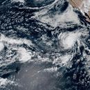 Esta imagen satelital proporcionada por la Oficina Nacional de Administración Oceánica y Atmosférica de Estados Unidos (NOAA, por sus siglas en inglés) muestra a la tormenta tropical Nolo, izquierda, al sur de Hawai; al huracán Odalys, centro, y al huracán Polo, derecha, frente a las costas de México, en el océano Pacífico, el jueves 24 de septiembre de 2026. (NOAA vía AP)