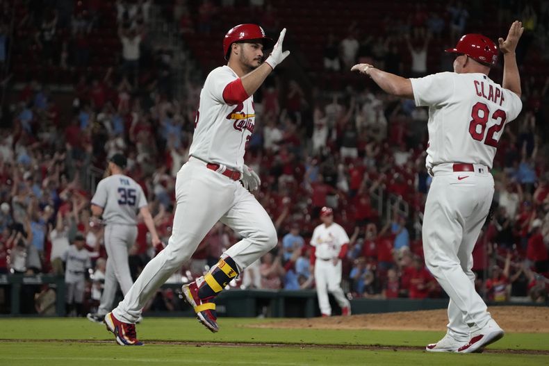 Nolan Arenado, de los Cardenales de San Luis, recibe la felicitación del coach de primera Stubby Clapp, luego de batear el jonrón de la victoria ante los Marlins de Miami, el martes 18 de julio de 2023 (AP Foto/Jeff Roberson)