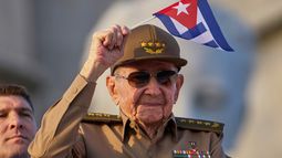 ARCHIVO - Raúl Castro ondea una bandera cubana durante el desfile del Primero de Mayo en la plaza de la Revolución en La Habana, Cuba, el 1 de mayo de 2025. (AP Foto/Ramon Espinosa, Archivo)