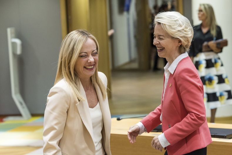 La primera ministra de Italia, Giorgia Meloni (izquierda), y la presidenta de la Comisión Europea, Ursula von der Leyen, durante una reunión en una cumbre de la UE, en Bruselas, el 29 de junio de 2023. (AP Foto/Geert Vanden Wijngaert)