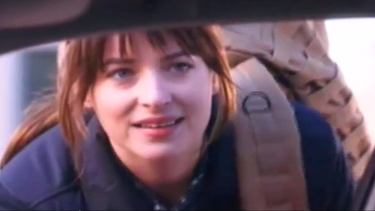 el sketch de dakota johnson sobre isis en saturday night live levanta polemica