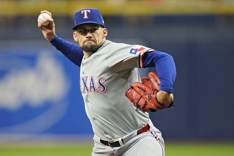 Nathan Eovaldi de los Rangers de Texas lanza ante los Rays de Tampa Bay Rays, el miércoles 3 de abril de 2024. (AP Foto/Chris OMeara)
