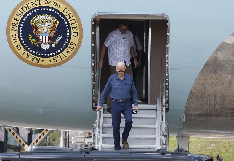 El presidente estadounidense Joe Biden llega al Aeropuerto Internacional Manaos-Eduardo Gomes en Manaos, Brasil, el 17 de noviembre del 2024. (AP foto/Edmar Barros)