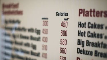 americateve | En esta foto del 18 de julio del 2018 se ven las calor&iacute;as de cada alimento en un McDonalds en Nueva York. La Administraci&oacute;n de Alimentos y Medicamentos (FDA por sus siglas en ingl&eacute;s) anunci&oacute; el martes 25 de noviembre del 2014